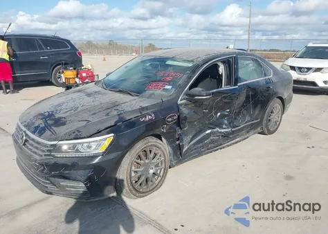 2017 Volkswagen Passat 1.8T R-Line z USA, uszkodzony, nr VIN 1VWDT7A31HC078353